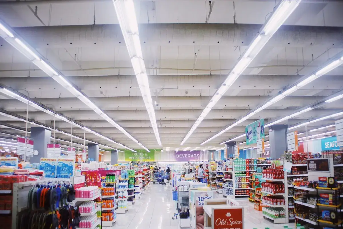 Una corsia di drugstore ben illuminata e ben fornita