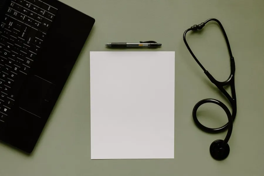 Uno stetoscopio e un blocco per appunti sulla scrivania di un ambulatorio