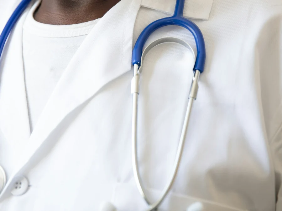 Camice bianco da medico con uno stetoscopio al collo