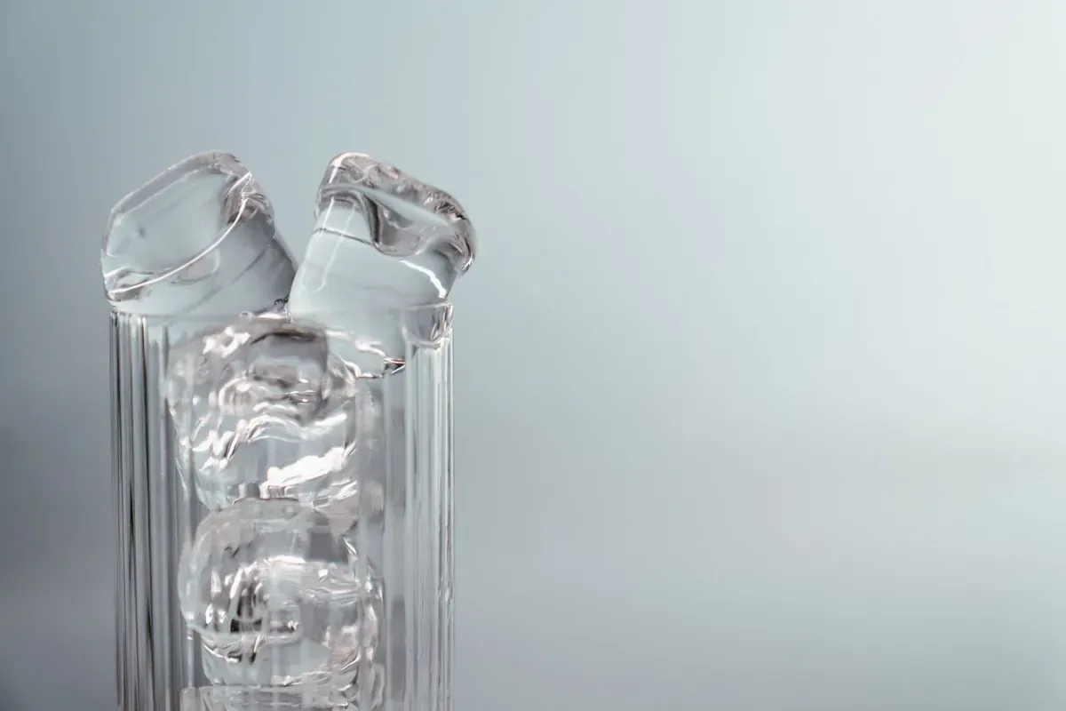 Bottiglie d'acqua in vetro su uno sfondo chiaro